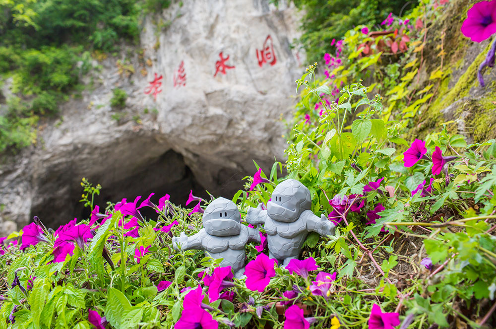 搪胶玩偶_抖圈水洞风物区